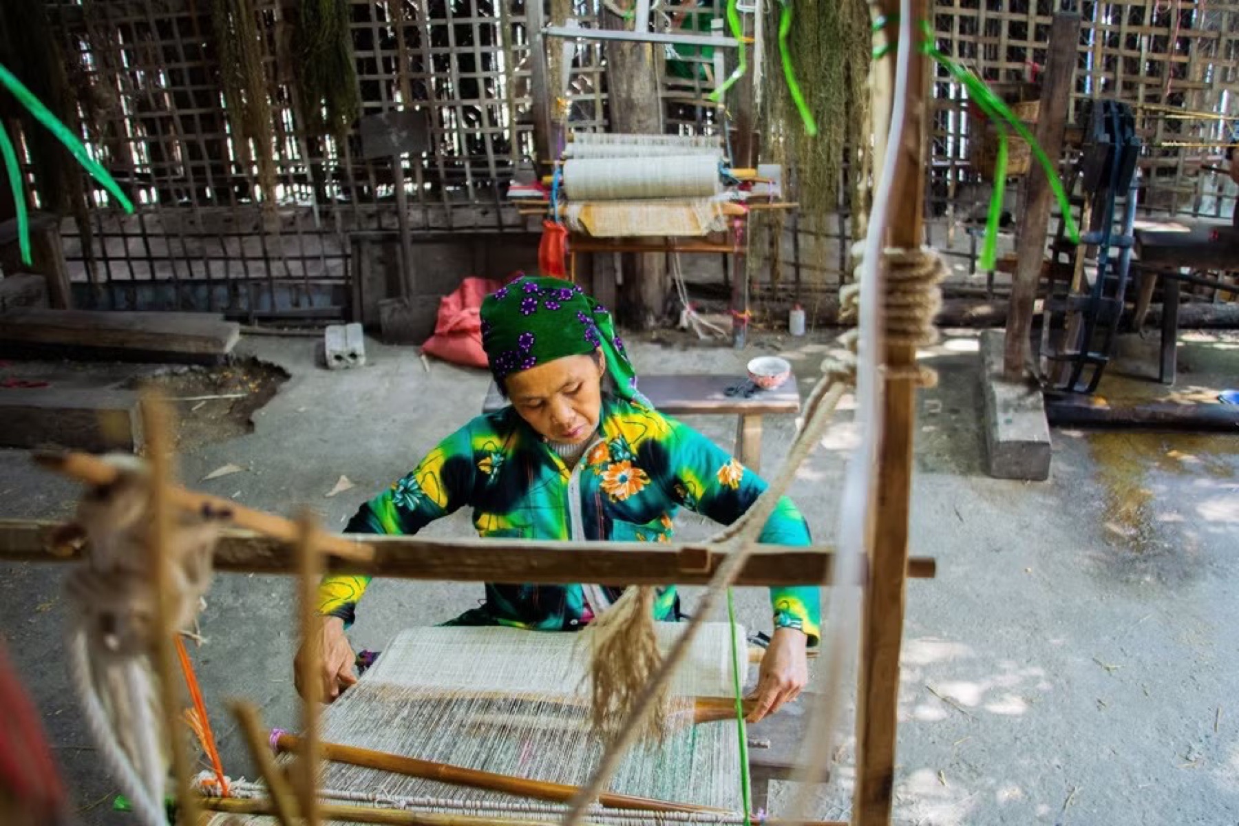 Phụ nữ Mông dệt vải lanh ở Lùng Tám